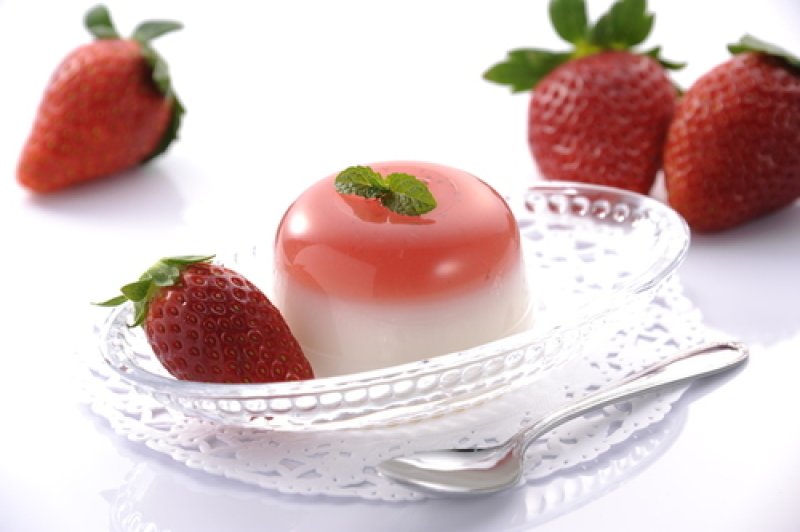 画像2: ※苺練乳ぷりん（あまおう苺）４個入＠1箱あたり1050円 (2)