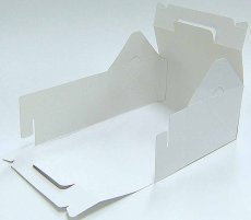 横に大きく開き、ケーキの出し入れが簡単