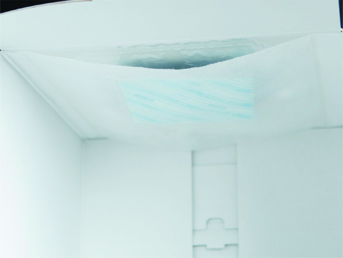 天面内側に保冷スペースを付けております。