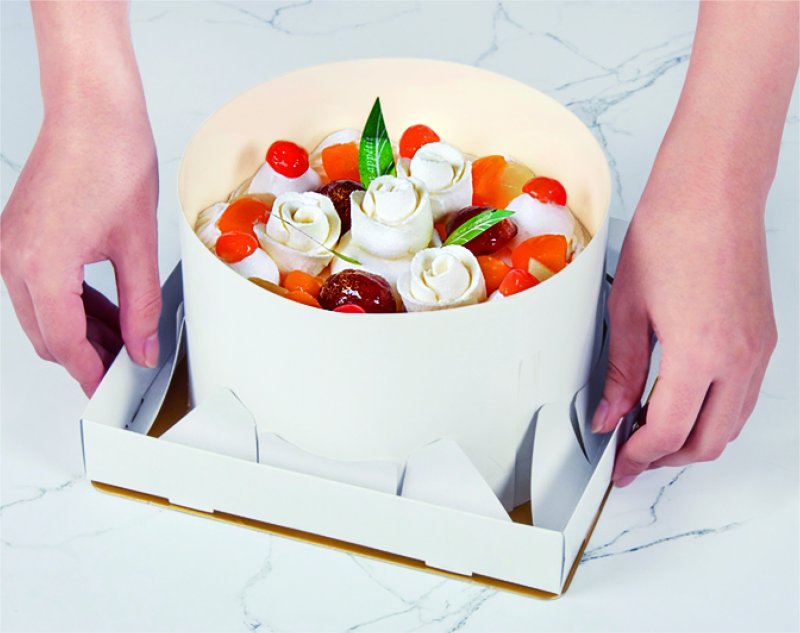 (2)ホルダーをかぶせ、ケーキを固定する