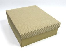 フタの段ボール地のぼこぼこ感が あったかいギフト箱です。