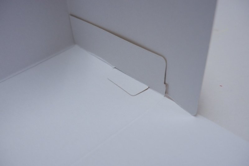 ツメを差し込むだけの簡単組み立て