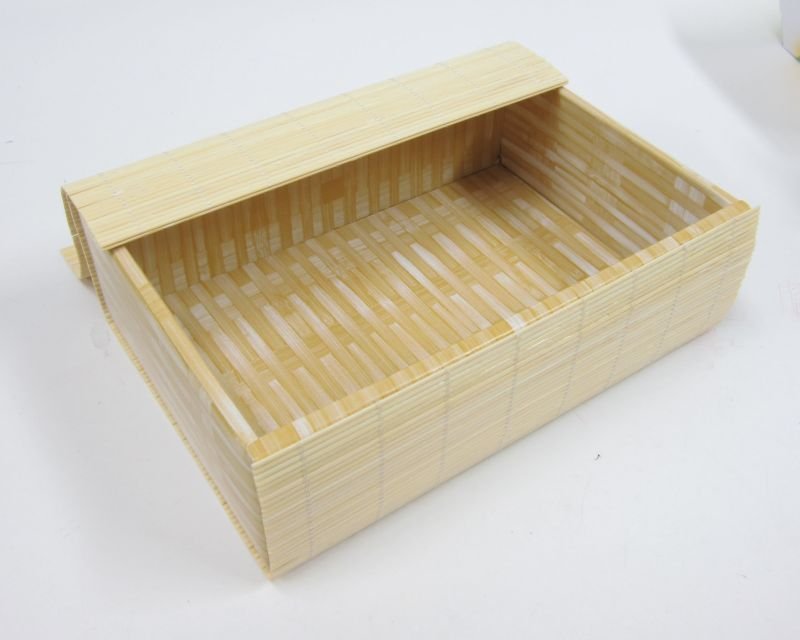 フタはすだれ、箱は紙製です。