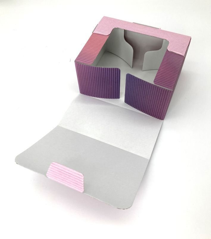 箱の内面は白色です