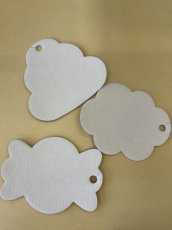 タグの裏面は白色です。メッセージを書いたりスタンプを押したり、シールを貼る事ができます